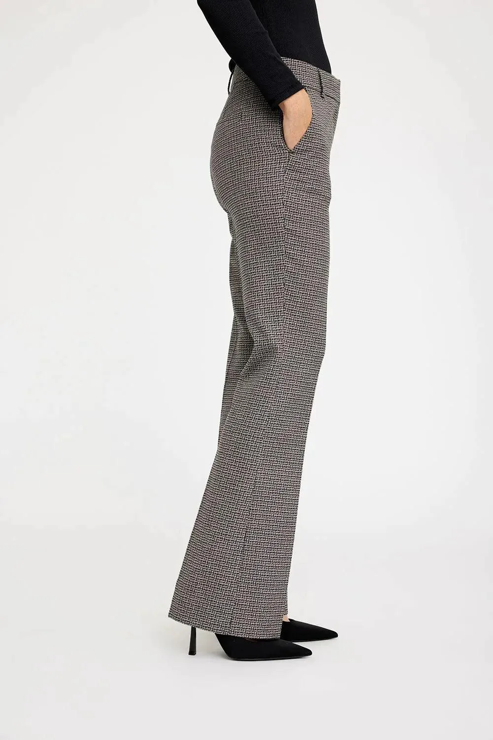 Clara Black Sand Twist