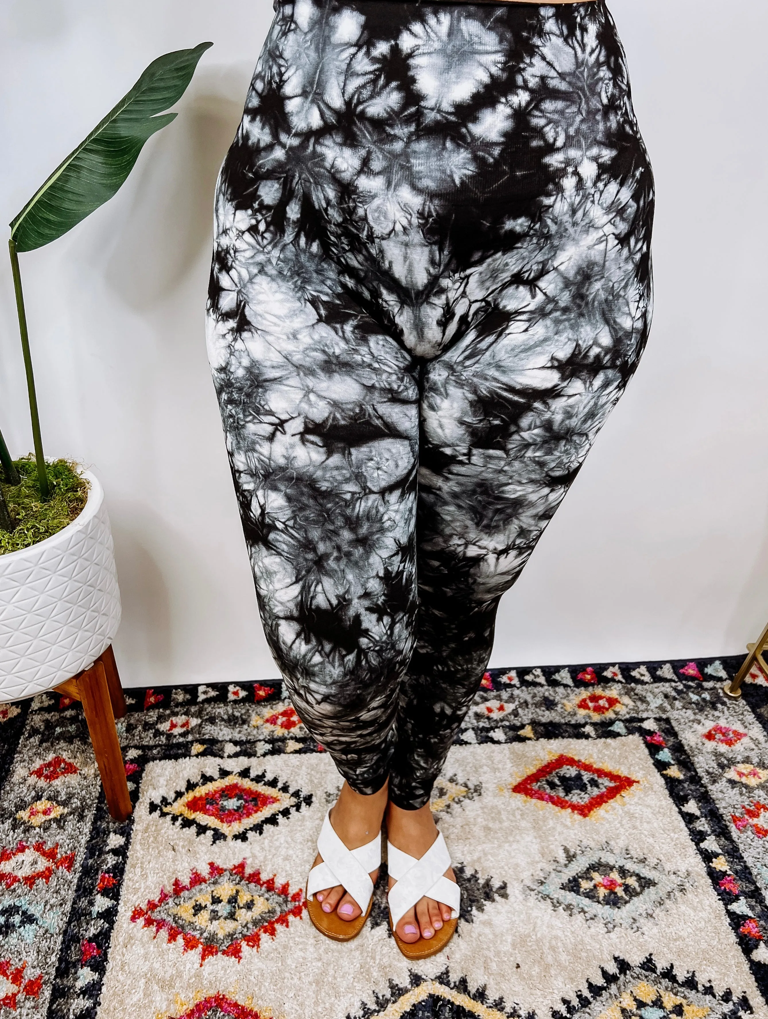 #E02 Swirling Dreams Tie Dye Leggings (BLACK)
