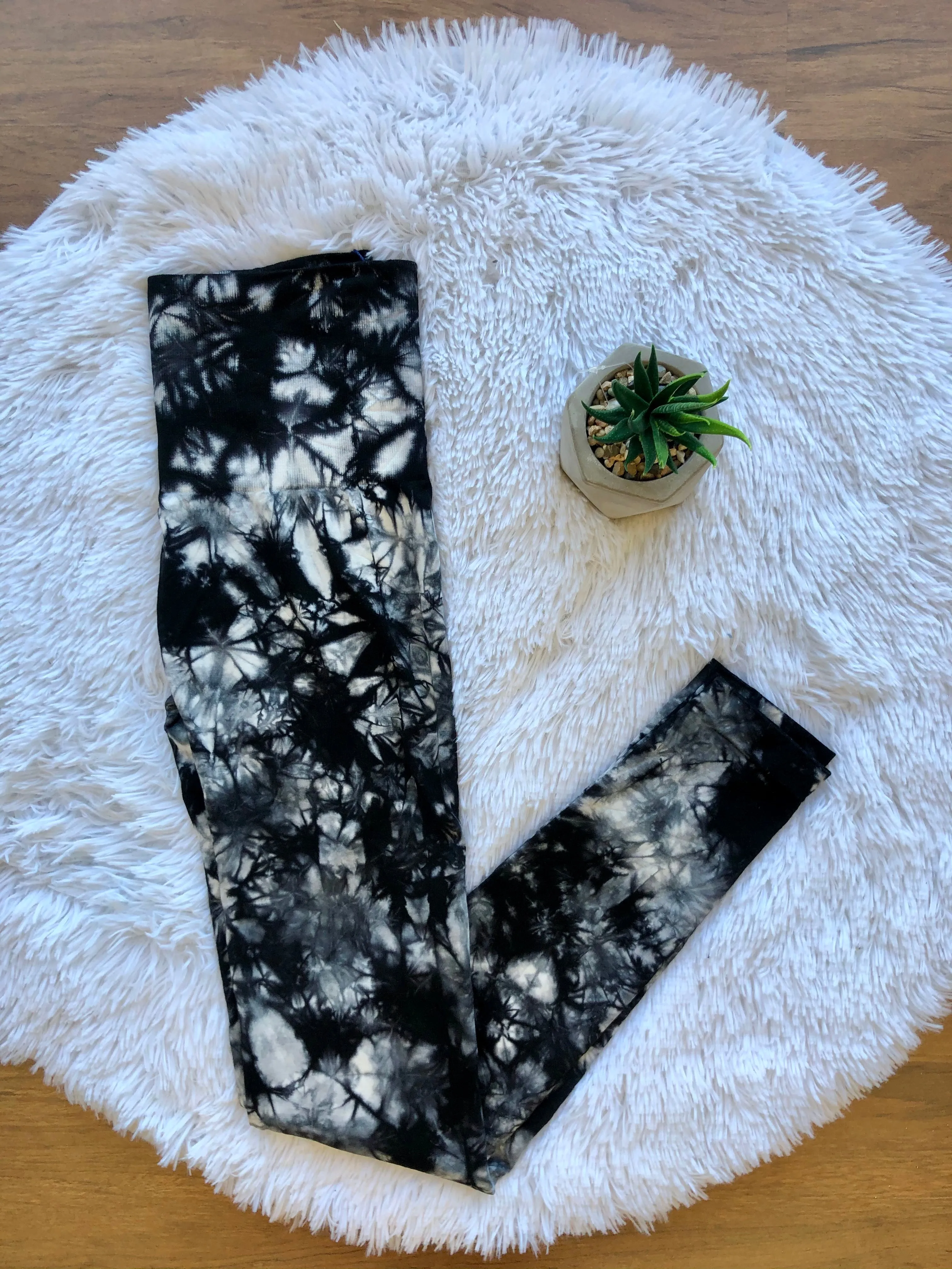 #E02 Swirling Dreams Tie Dye Leggings (BLACK)